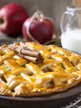 Ev yapımı elmalı turta.