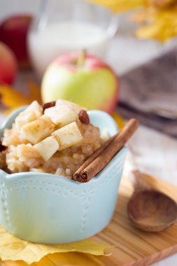 Pirinç lapası apple ve akçaağaç şurubu ile