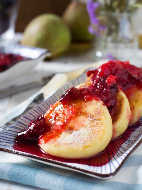 Süzme peynir Erik soslu krep