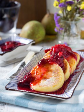 Süzme peynir Erik soslu krep