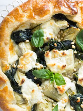 ıspanak Galette'ye masaya servis