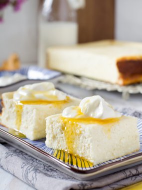 Ekşi krema ile süzme peynir güveç