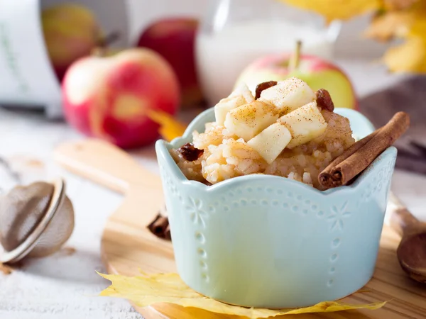 Gachas de arroz con manzana y jarabe de arce —  Fotos de Stock