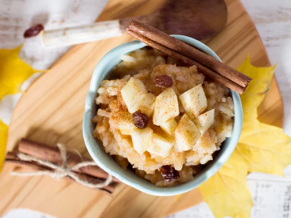 Porridge di riso con mela e sciroppo d'acero — Foto Stock