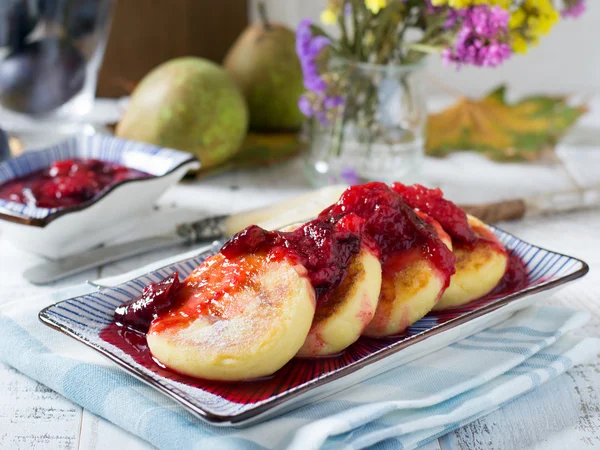 Panqueques de requesón con salsa de ciruela — Foto de Stock