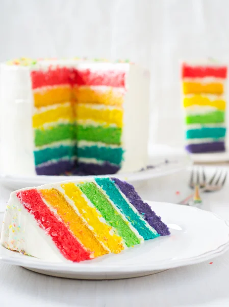 Bolo de arco-íris doce multicolorido — Fotografia de Stock