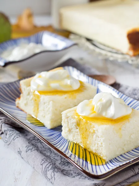 Cazuela de requesón con crema agria — Foto de Stock