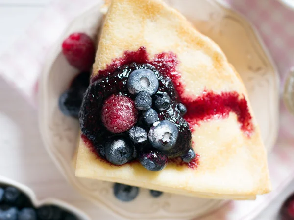 Pannenkoeken met berry saus — Stockfoto