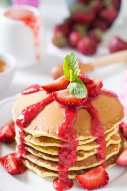 Çilekli ev yapımı krep.
