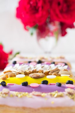 Eklerleri renkli krema ile