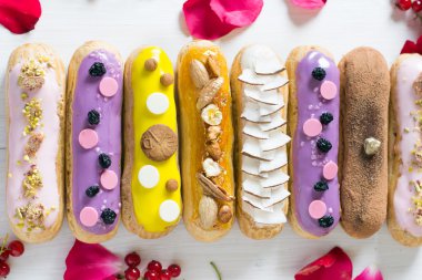 Eklerleri renkli krema ile