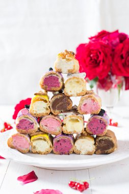 Eklerleri renkli krema ile