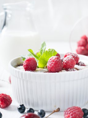 Ahududu ile pişmiş yulaf ezmesi