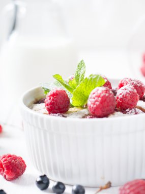 Ahududu ile pişmiş yulaf ezmesi