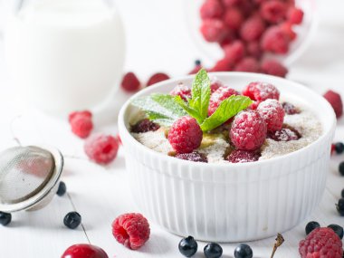 Ahududu ile pişmiş yulaf ezmesi