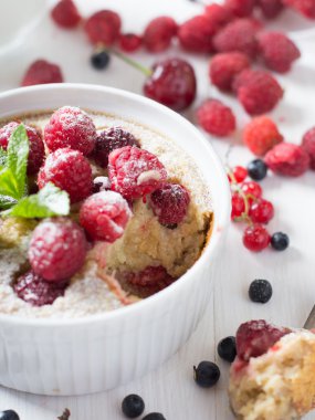 Ahududu ile pişmiş yulaf ezmesi