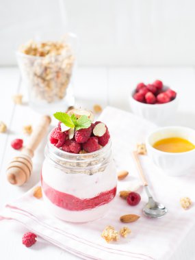 Yoğurt granola ve ahududu