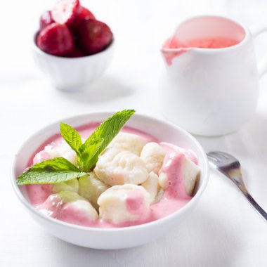 Gnocchi çilek sosu ile