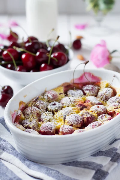 Kiraz ile tatlı pasta — Stok fotoğraf