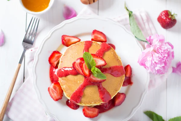 Homemade pancakes with strawberries — Stock Photo, Image