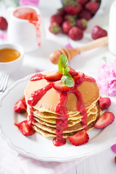 Hausgemachte Pfannkuchen mit Erdbeeren — Stockfoto