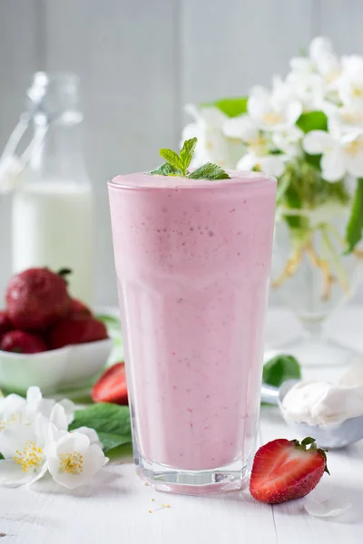 Ποτήρι φράουλα smoothie — Φωτογραφία Αρχείου