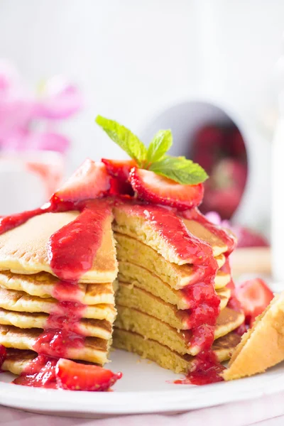 Hausgemachte Pfannkuchen mit Erdbeeren — Stockfoto