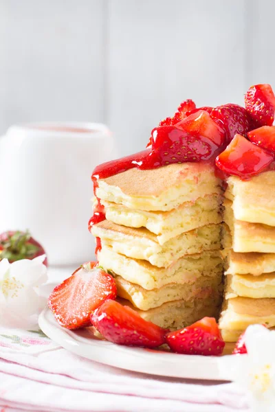 Hausgemachte Pfannkuchen mit Erdbeeren — Stockfoto