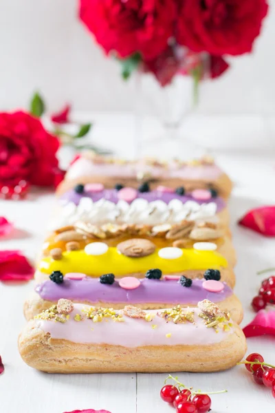 Eclairs com creme colorido — Fotografia de Stock