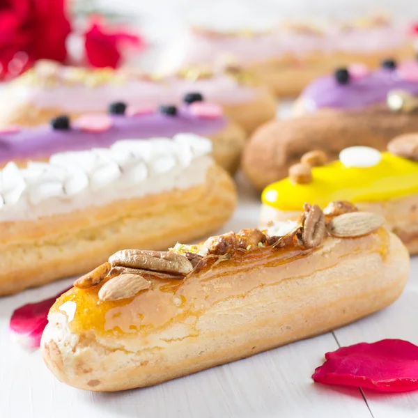 Színes tejszínes eclairs — Stock Fotó