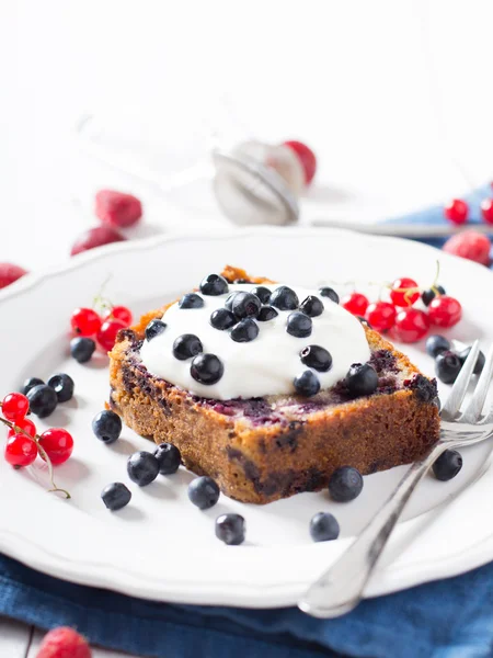 Yogurt cake with blueberries — Stock Photo, Image