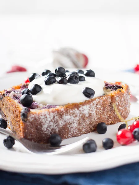 Yogurt cake with blueberries — Stock Photo, Image