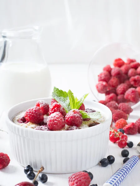 Gebackene Haferflocken mit Himbeeren — Stockfoto