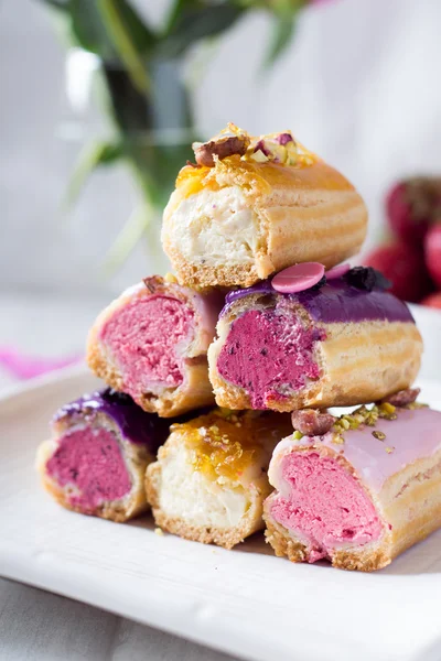 Eclairs mit farbiger Creme — Stockfoto