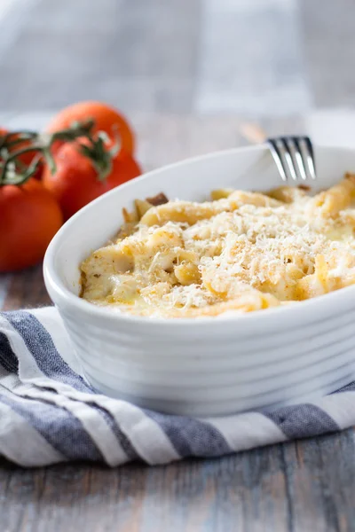 Mac e queijo na tigela branca — Fotografia de Stock