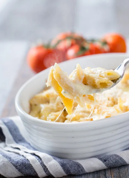 Mac e queijo na tigela branca — Fotografia de Stock