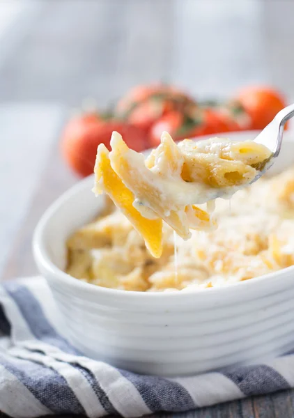 Macarrones y queso en tazón blanco —  Fotos de Stock