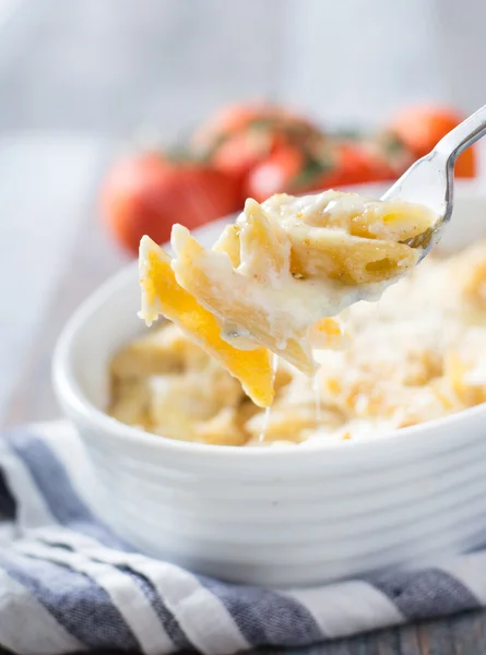 Macarrones y queso en tazón blanco —  Fotos de Stock