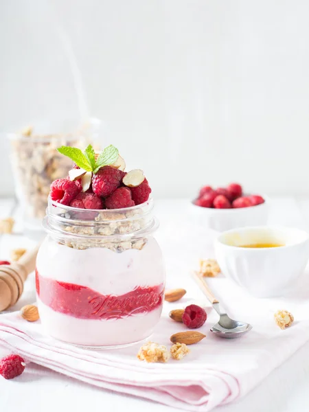 Yogurt with granola and raspberries — Stock Photo, Image