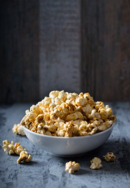 Patlamış Mısır ile karamel kase