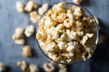 Patlamış mısır cam kase içinde karamel ile