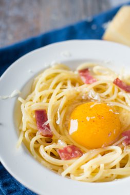 Beyaz tabak spagetti carbonara
