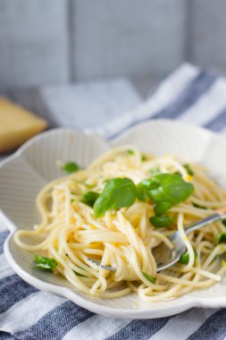 Spagetti fesleğen ve limon ile
