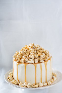 Karamel ve patlamış mısır ile çikolatalı kek