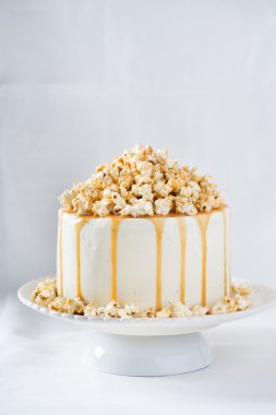 Karamel ve patlamış mısır ile çikolatalı kek