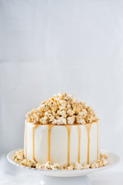 Karamel ve patlamış mısır ile çikolatalı kek