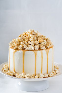 Karamel ve patlamış mısır ile çikolatalı kek