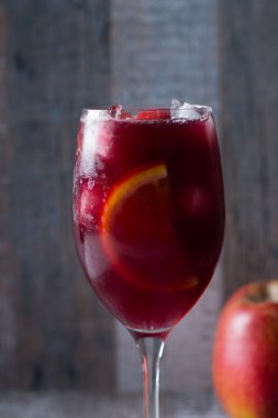 Sangria bir bardak portakal dilimleri ile
