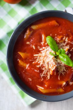 Makarnalı domates çorbası.