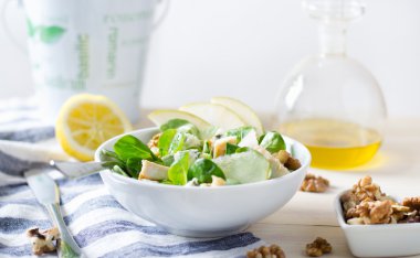 Tavuk ve armut salatası